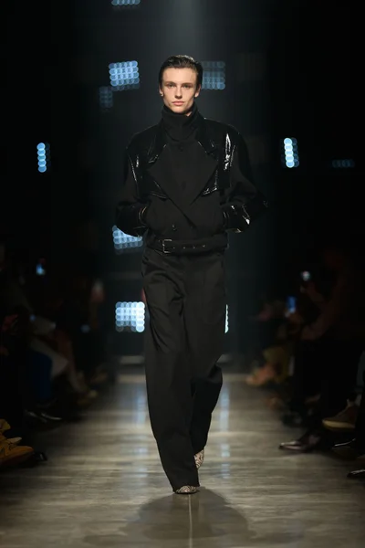 Look 18